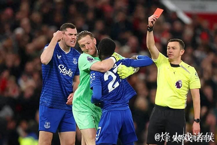 英超-盖耶掌掴队友遭罚下霍尔破门 曼联主场0-1负埃弗顿